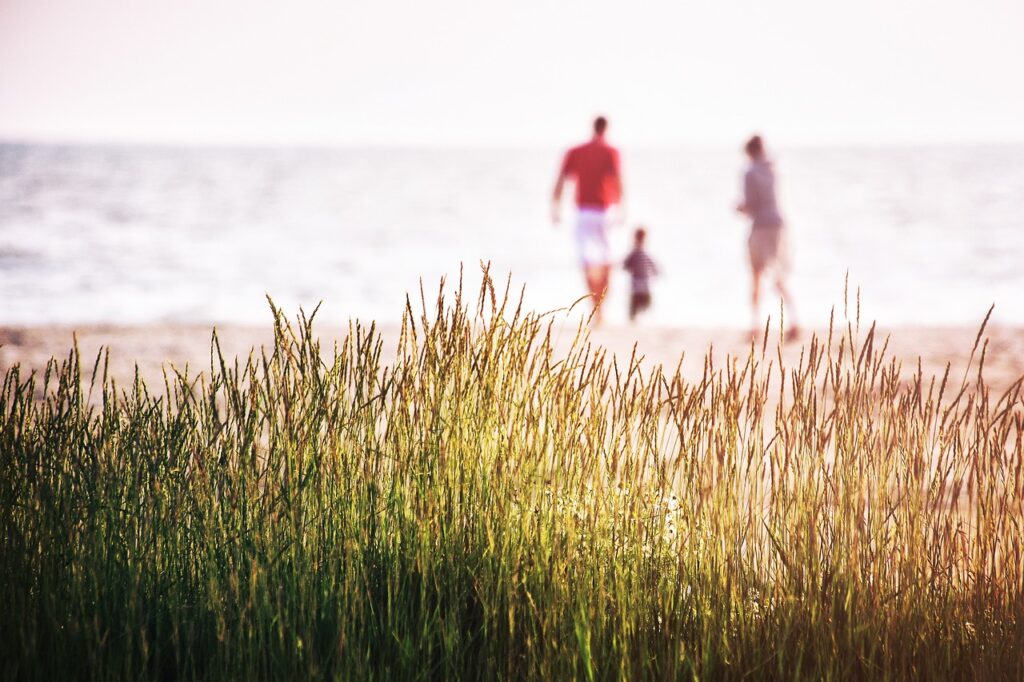 une famille dans la plage de la Grande Motte