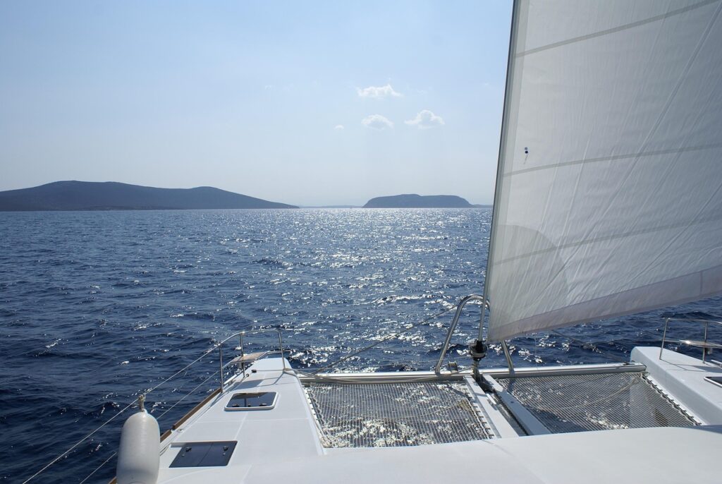 Catamaran en pleine mer