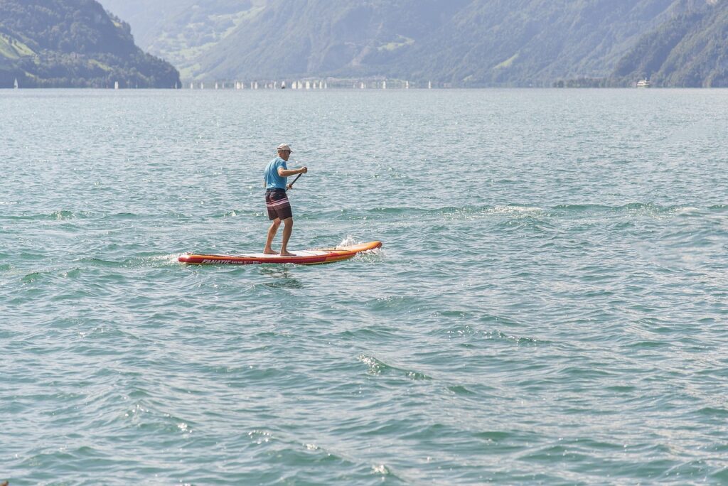 Un homme qui fait du paddle debout en plein océan